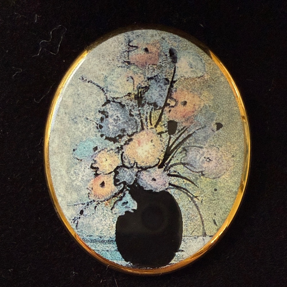 Elegant Gold Frame Beautiful Flowers Vase Brooch